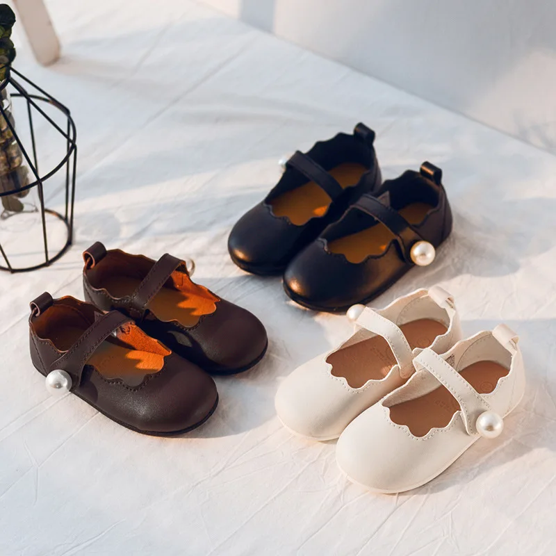 Новинка осени 2020 года Кожаные туфли для девочек с жемчугом Повседневные