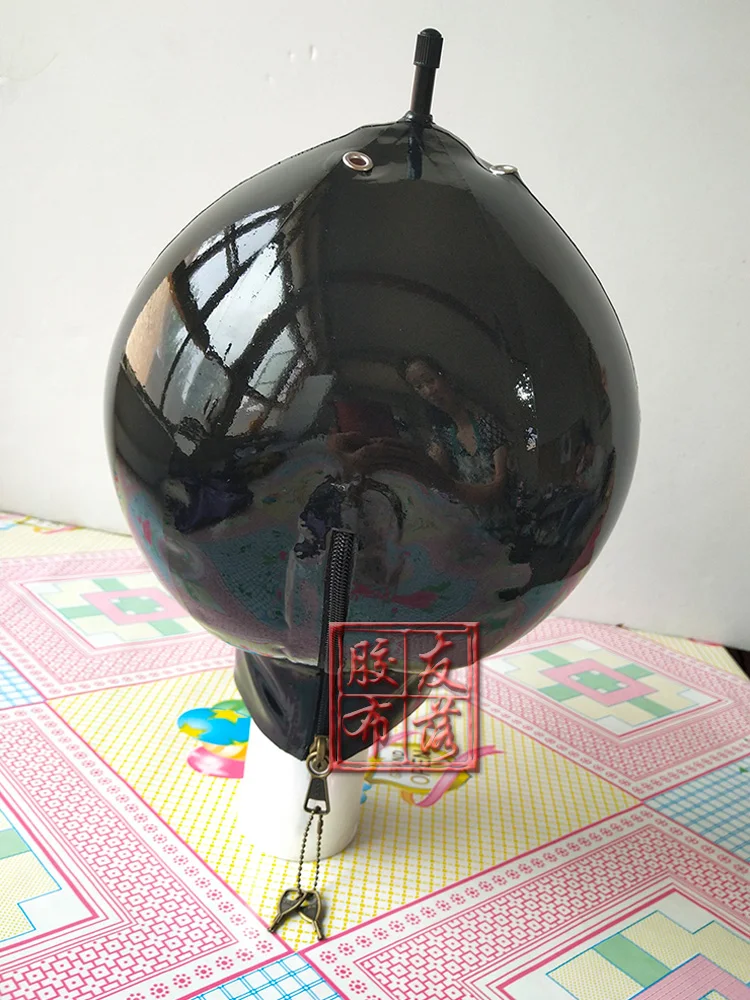 Латексная маска надувная с замком D кольцо CUTOMIZED (только черный) |