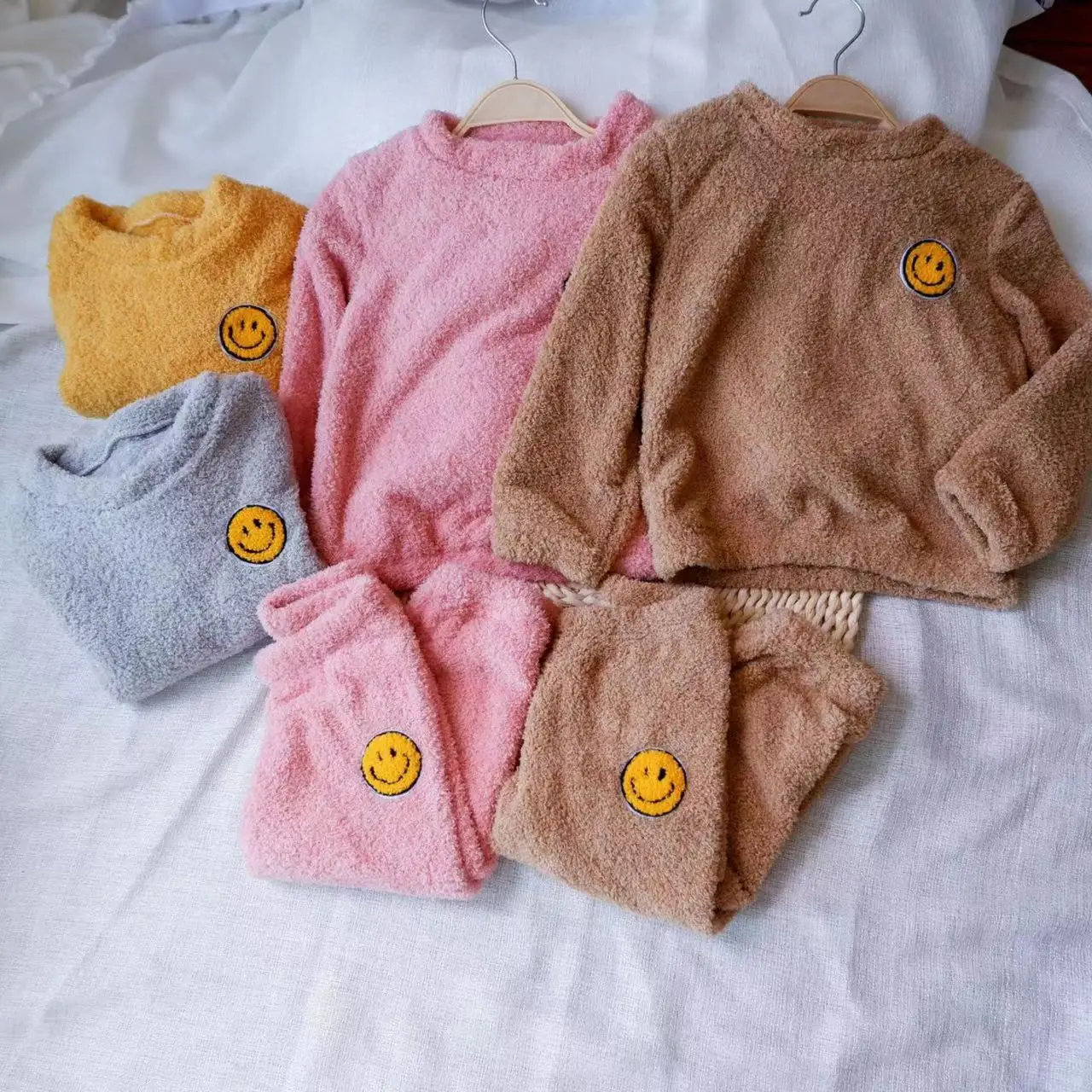 

Autumn And Winter Girls' Cloud Cashmere Pajamas Set Winter Cashmere Boys' Pajamas Small And Medium Boys' And Girls' Tops Warm