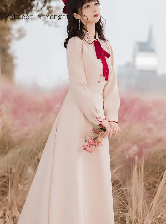 Женское длинное платье с цветочной вышивкой круглым воротником и длинным
