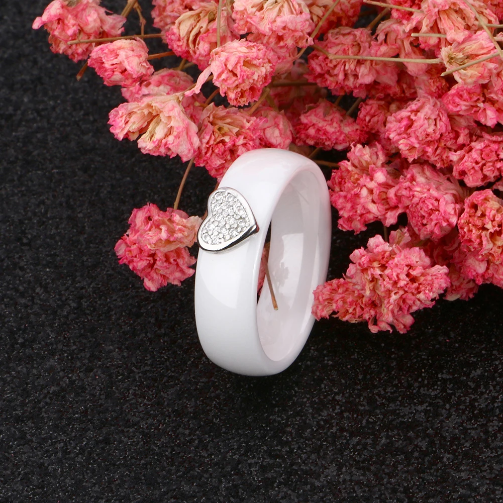 Женское керамическое кольцо в форме сердца гладкое шириной 6 мм с блестящим