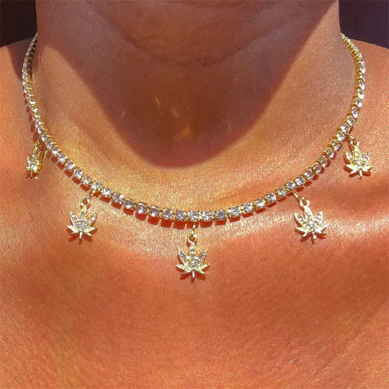 

Fashion Chic Crystal Inlay Chain Short Necklaces Classic Geometric Maple Leaf Pendant Female Necklace Party Jewelry For Women