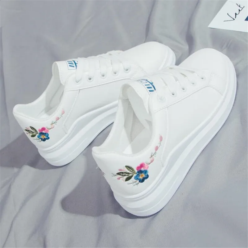 Женские кроссовки на шнуровке AGUTZM белые удобные дышащие плоской подошве