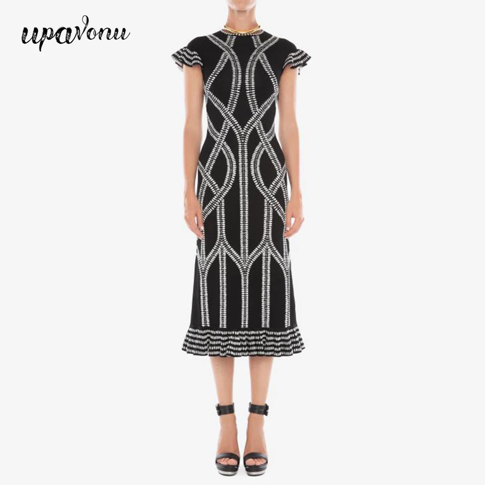 Женское облегающее платье миди элегантное черное в полоску с оборками модельное