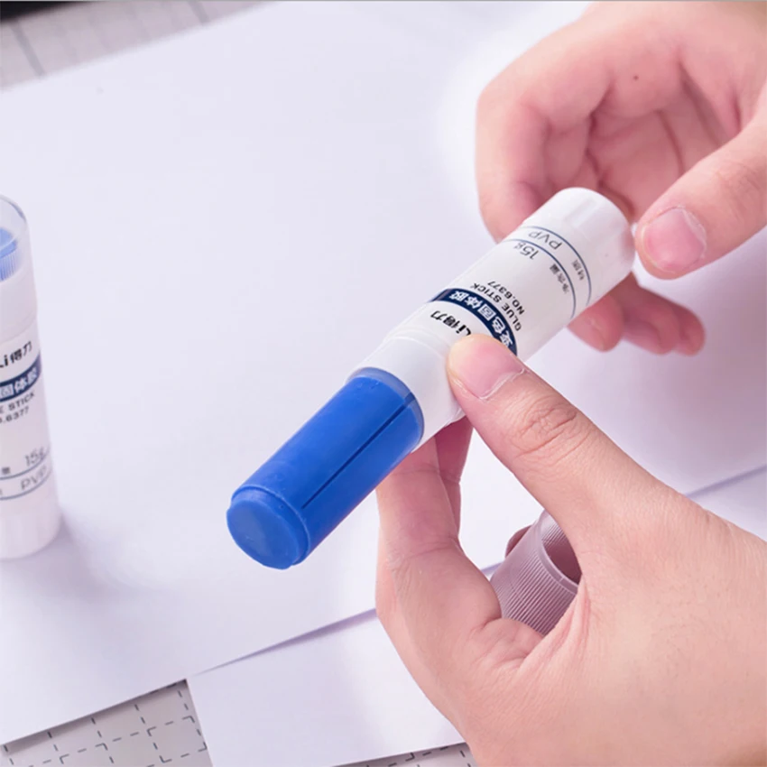 Клеевой карандаш голубого цвета 15 г сменяет цвет твердый клей с высокой