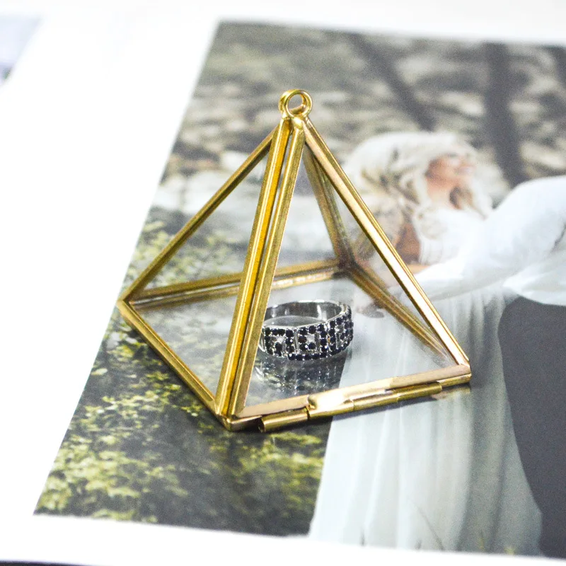 Металлическая стеклянная коробка в форме пирамиды для хранения ювелирных