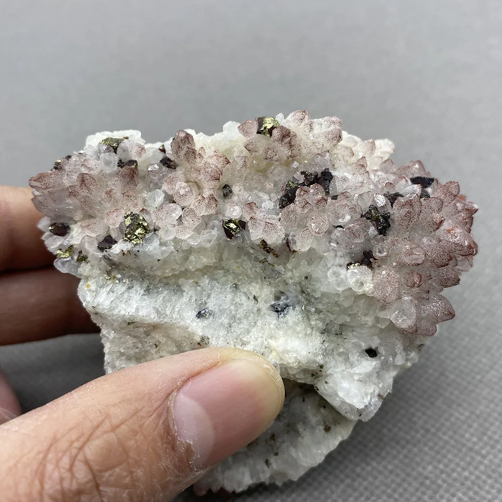

292 g Natural red crystal and pyrite symbiosis healing crystal