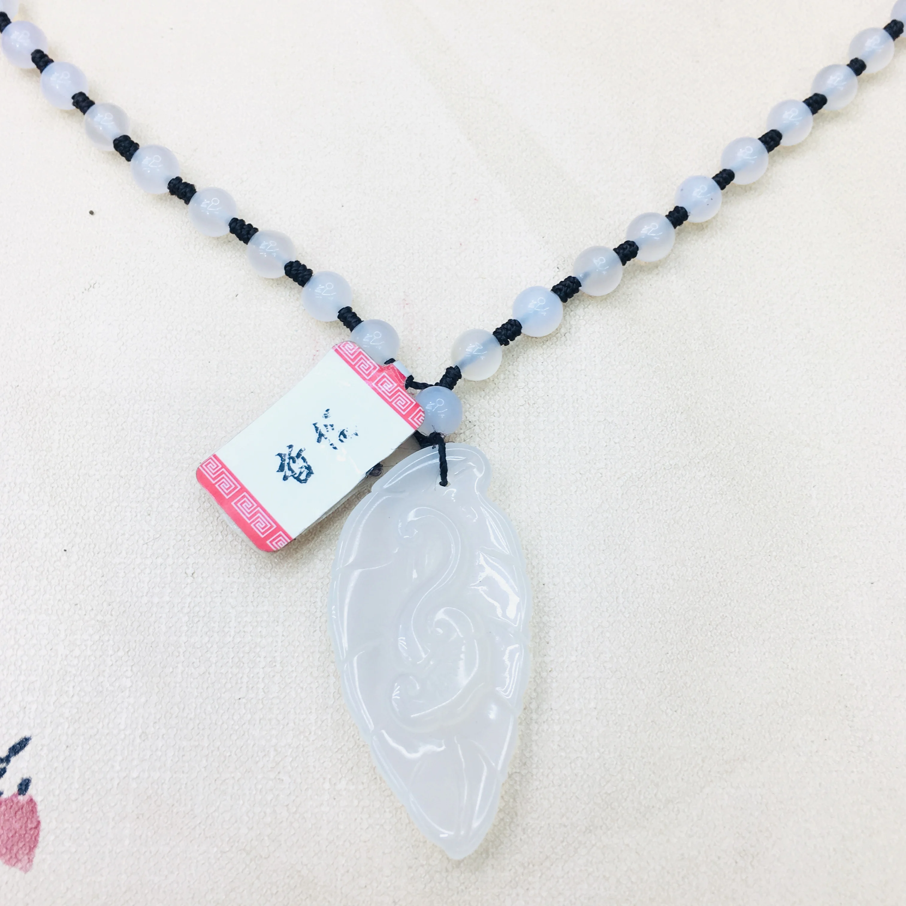 Кулон из натурального бразильского нефрита с вырезанными белыми листьями и