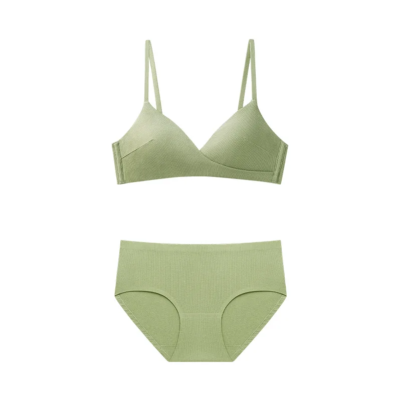 Комплект женского нижнего белья из бюстгальтера и трусиков с треугольной чашкой