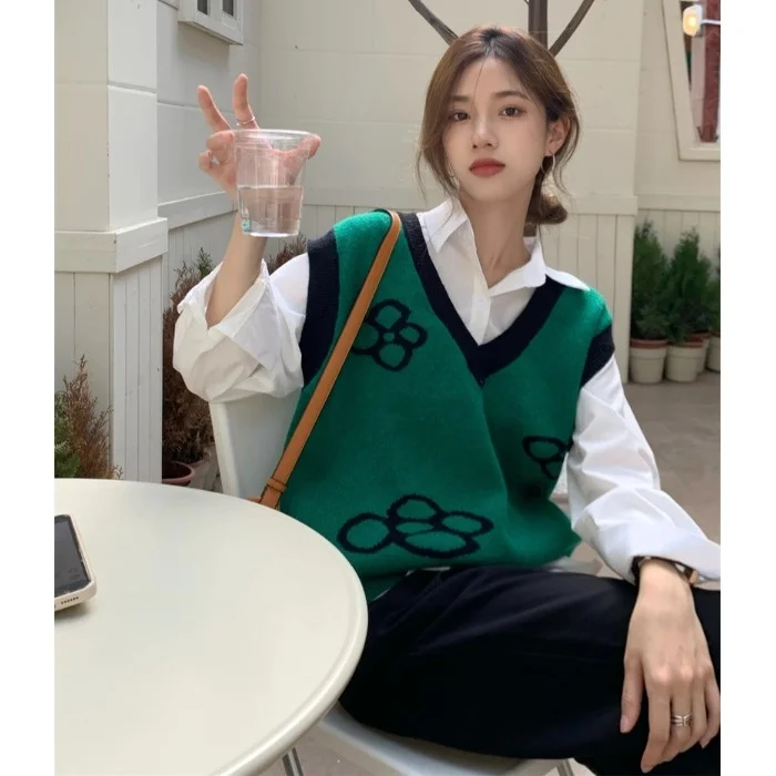 

Новинка Осень 2021, Модный повседневный комплект в стиле ретро, Женская белая рубашка с V-образным вырезом, вязаный жилет, комплект из двух пре...