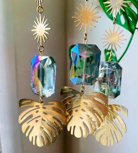 

Suncatcher Green Crystal Leaf Prism,Celestial Gift,New Home Gift,Occult Decor,Witchcraft,Good Luck,Banish Evil,Wiccan