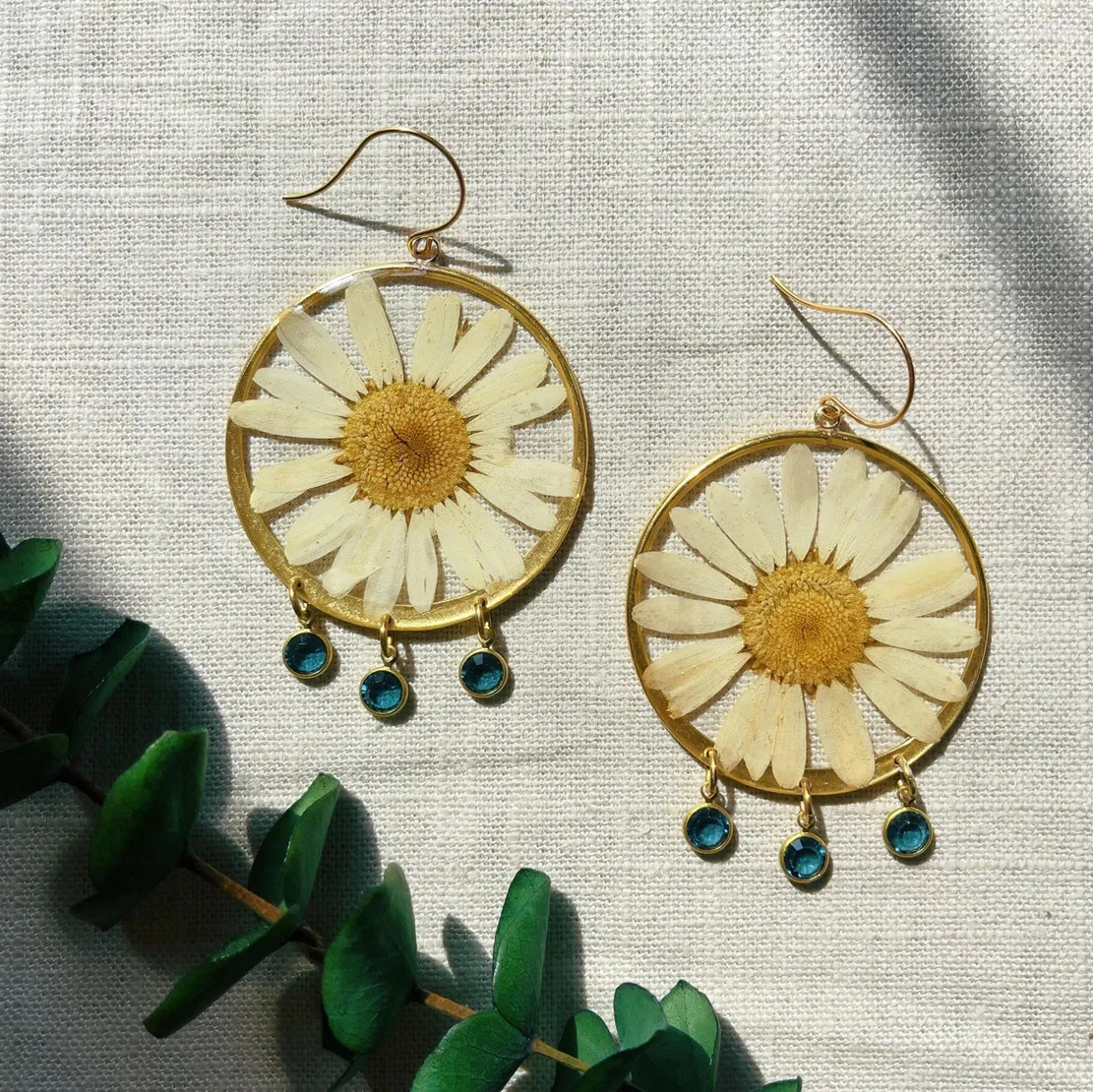 

Серьги из смолы ручной работы с сушеными цветами, кремовые белые маргаритки, большие цветы с синими драгоценными камнями, свисающие