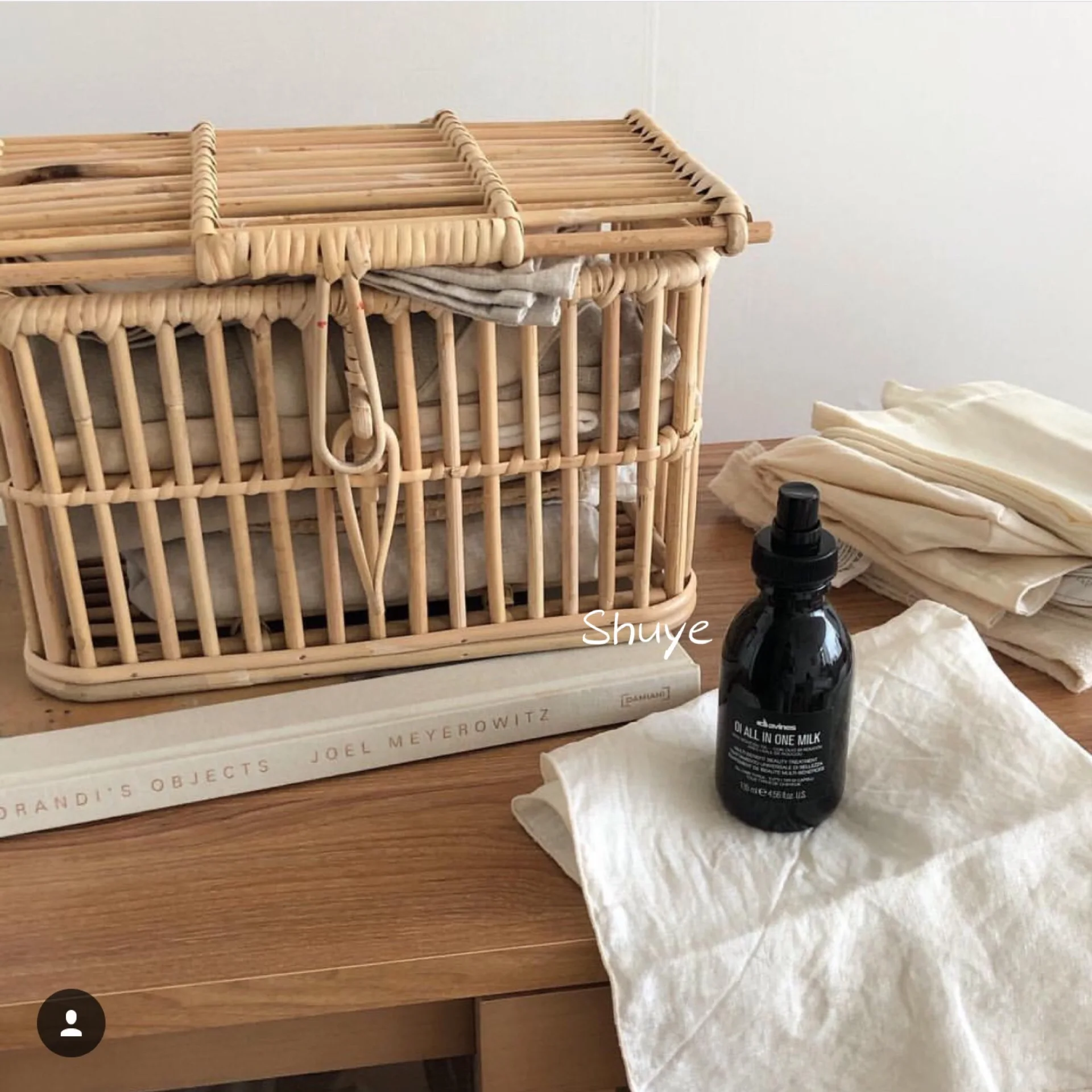 

Shelf baskets Hand-woven rectangular rattan storage basket with lid, debris storage box