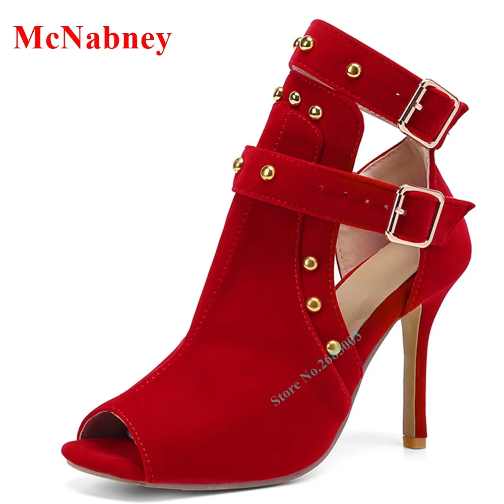 Замшевые туфли-лодочки с заклепками и открытым носком на тонком высоком каблуке |