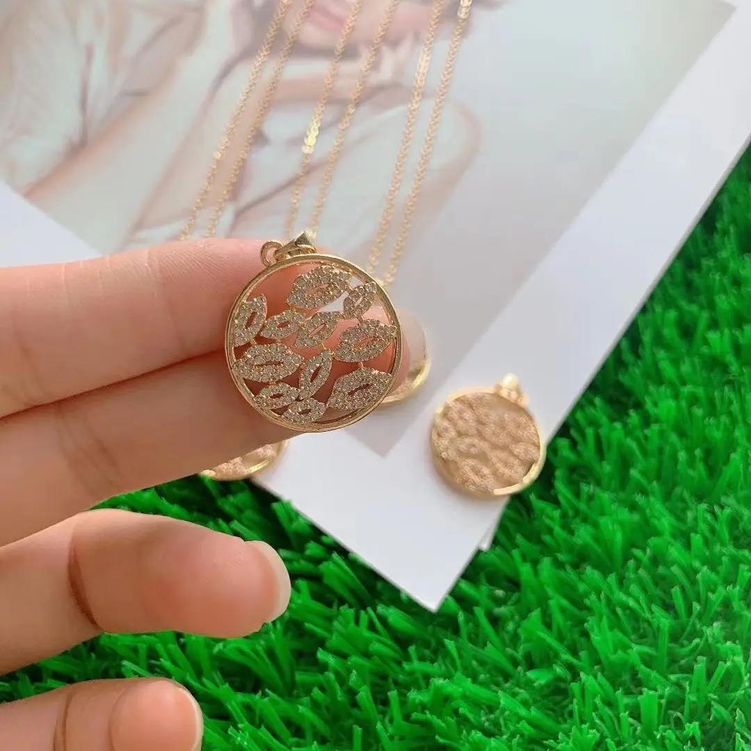 

5PCS, CZ Micro Pave Gold Plated Lips in Round Charms Vintage Pendants Copper Zircon Accessories