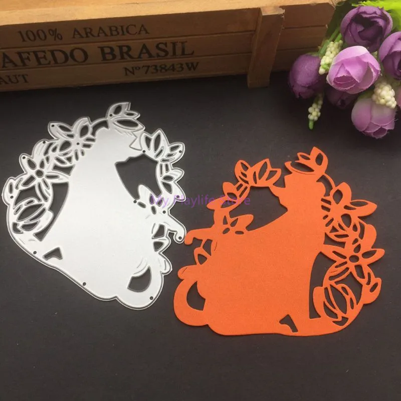 Окно/внутренний и внешний створчатый распашный стул/бабочки платье с цветочным