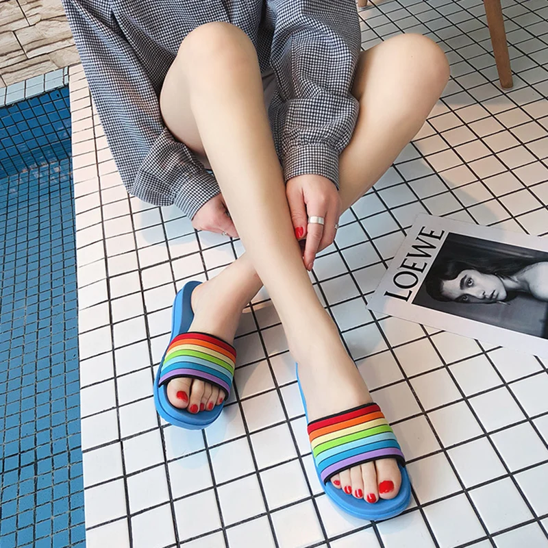 Женские летние шлепанцы радужной расцветки без застежки женские с мультяшным