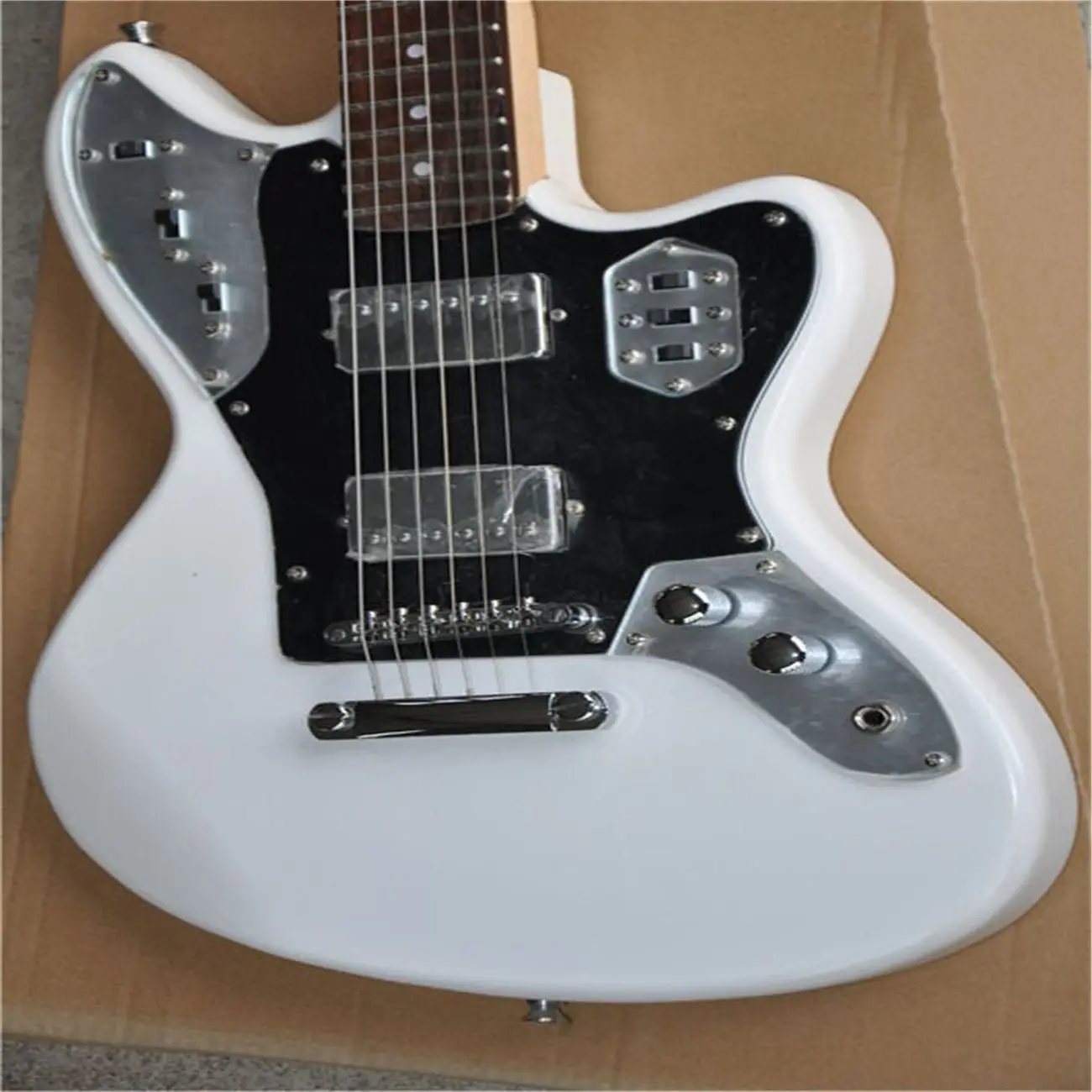 

Высококачественная 6-струнная Электрогитара, фингерборд из красного дерева с белым корпусом, хромированная металлическая гитара, бесплатн...