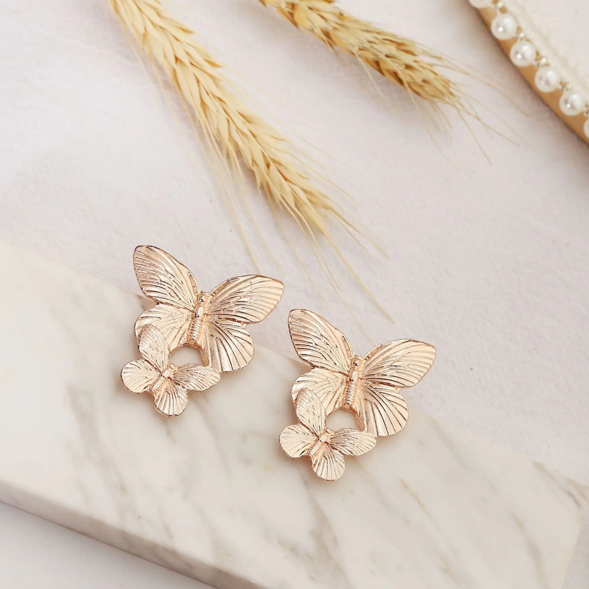 Женские серьги гвоздики в виде бабочки золотистые с большим металлическим