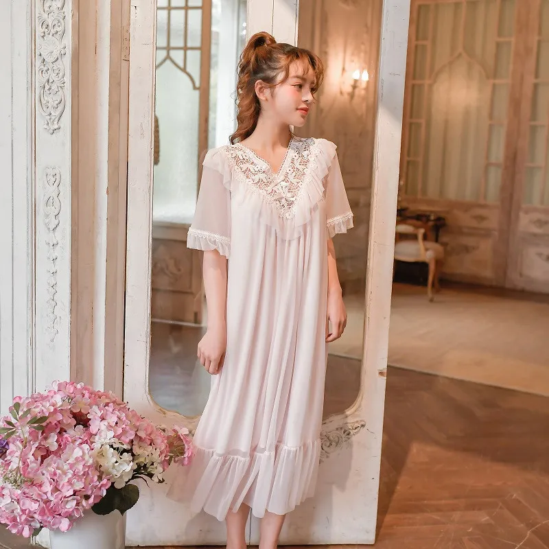 Женская длинная ночная рубашка летняя белая кружевная с v-образным вырезом и