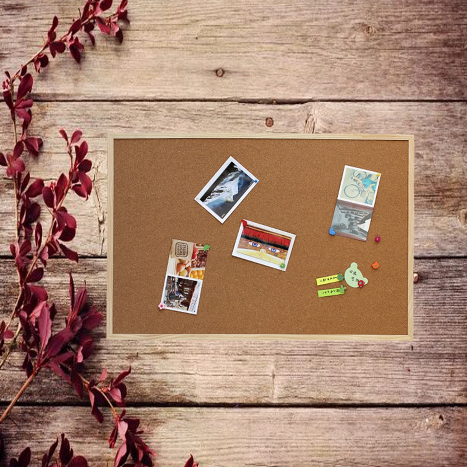 Деревянная доска для объявлений записей фотографий букв сообщений дома офиса