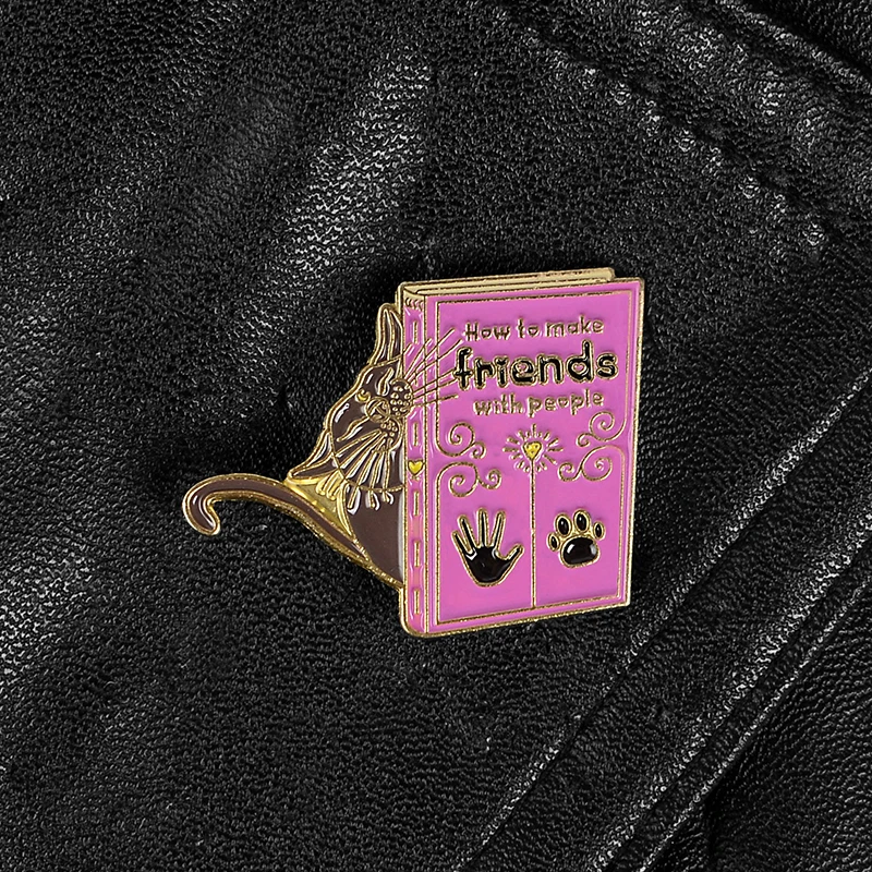 Позвольте нам стать друзьями! Стильная футболка с изображением персонажей