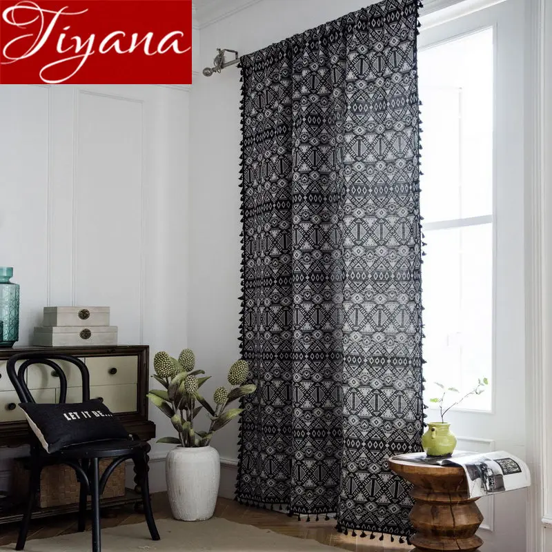 Жаккардовая занавеска с геометрическим рисунком черная бахромой для кухни