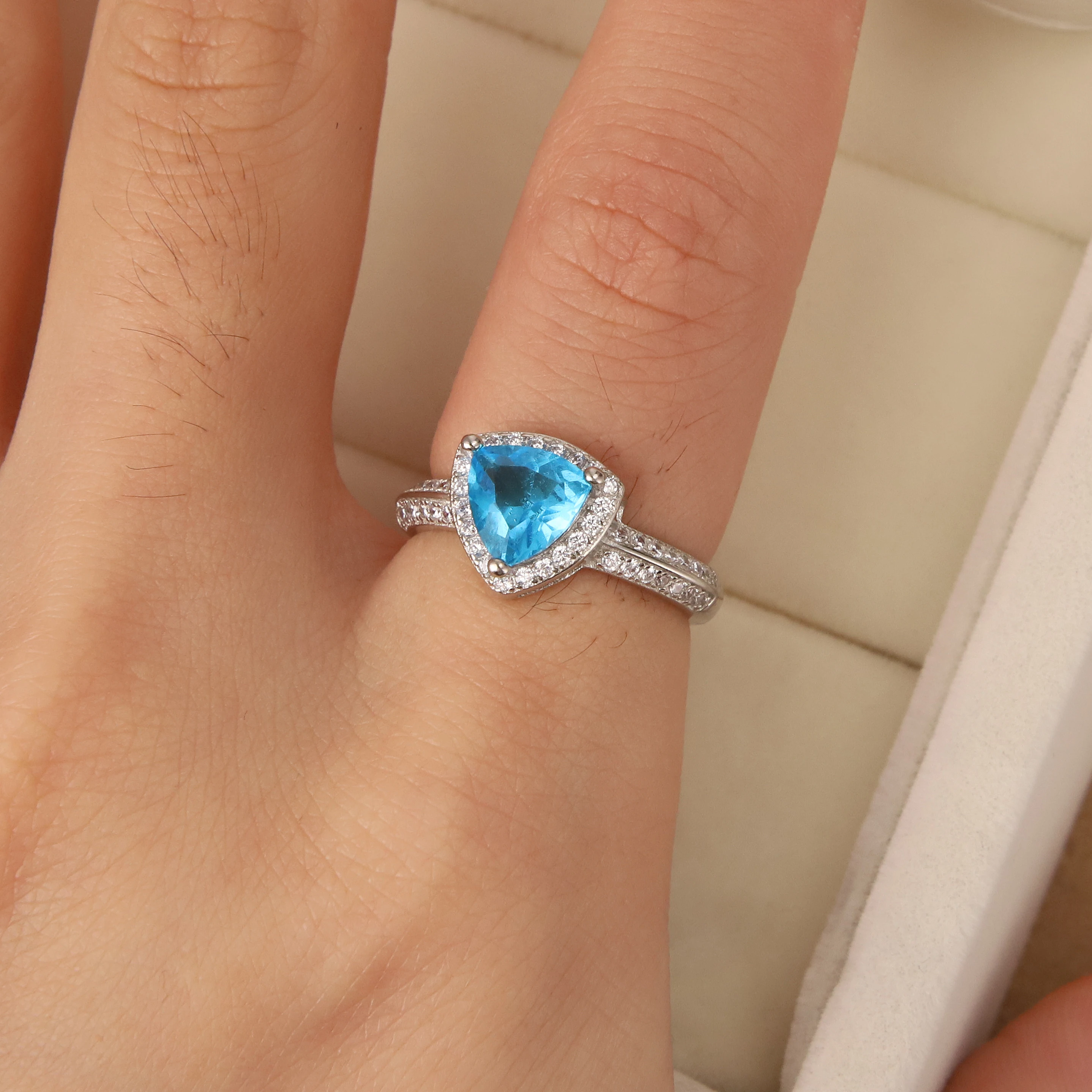 

2020 Fashion Jewelry S925 Silver New Inlaid Triangle Ring Zircon Crystal Colorful Gemstone Female Engagement Romantic Gift