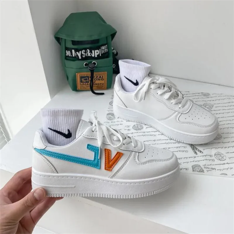 Женские кроссовки из ПУ кожи розовые на плоской вулканизированной подошве