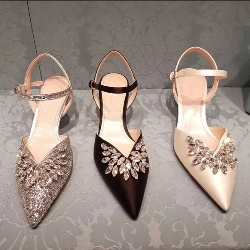 Однотонные остроносые сандалии стразы с пряжкой кристаллами и стразами