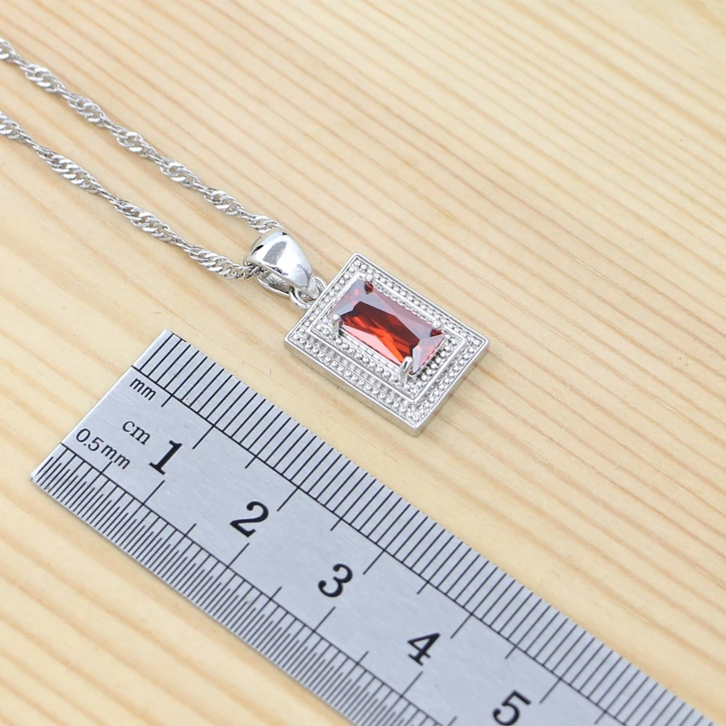 Комплект женских ювелирных изделий из серебра 925 пробы с квадратным гранатом