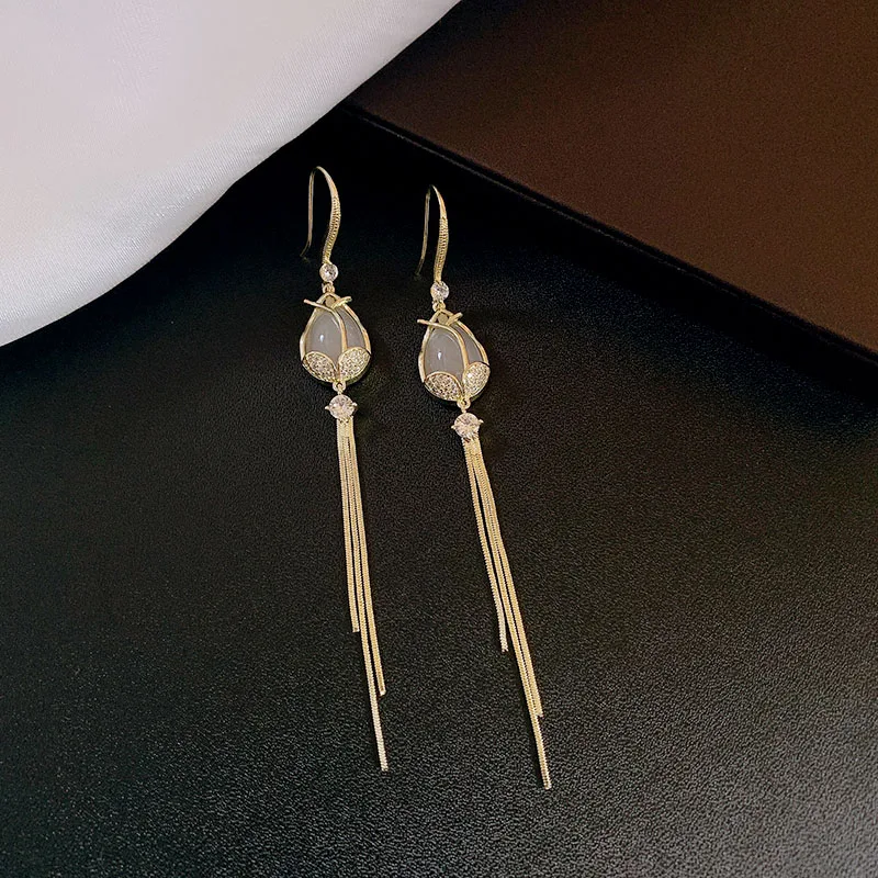 

Exquisite Tulip Long Fringed High-end Earrings Female Cold Wind Simple Temperament Romantic Charm Jewelry Valentine's Day Gift