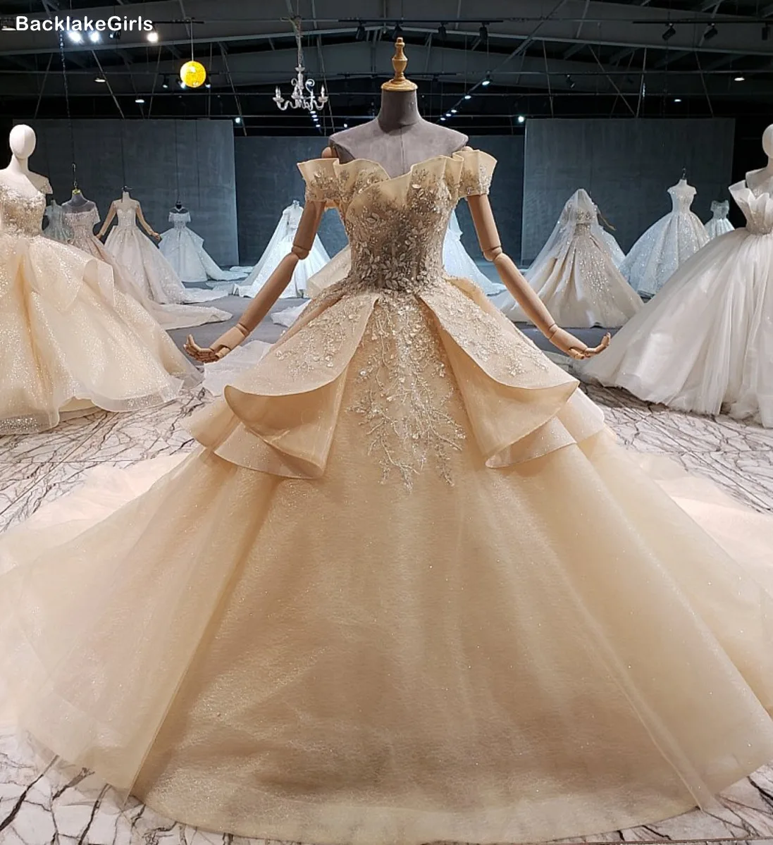 Дешевое свадебное платье с открытыми плечами Милая Аппликация из бисера