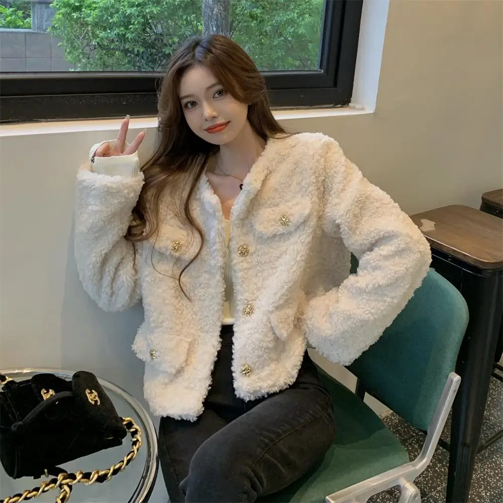 

Женская осенне-зимняя куртка из искусственного меха с золотыми пуговицами