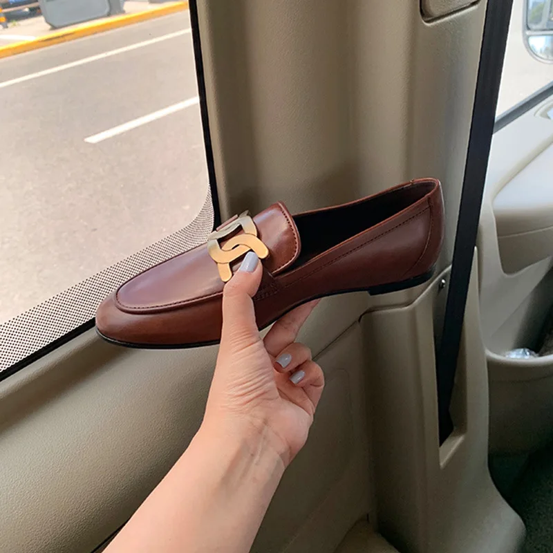 

Женские туфли на плоской подошве, весенние брендовые Лоферы без застежки на цепочке, повседневные туфли-оксфорды в британском стиле на плос...