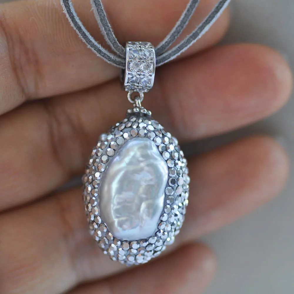 

Z10367 28mm White Baroque CZ Pearl Hide Rope Pendant