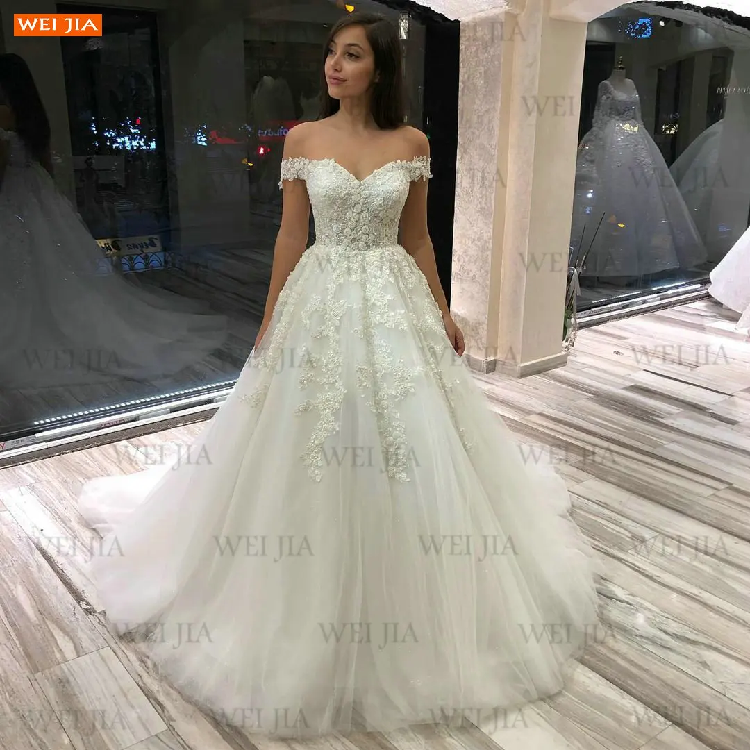 Свадебное платье цвета слоновой кости с открытыми плечами на шнуровке жемчугом