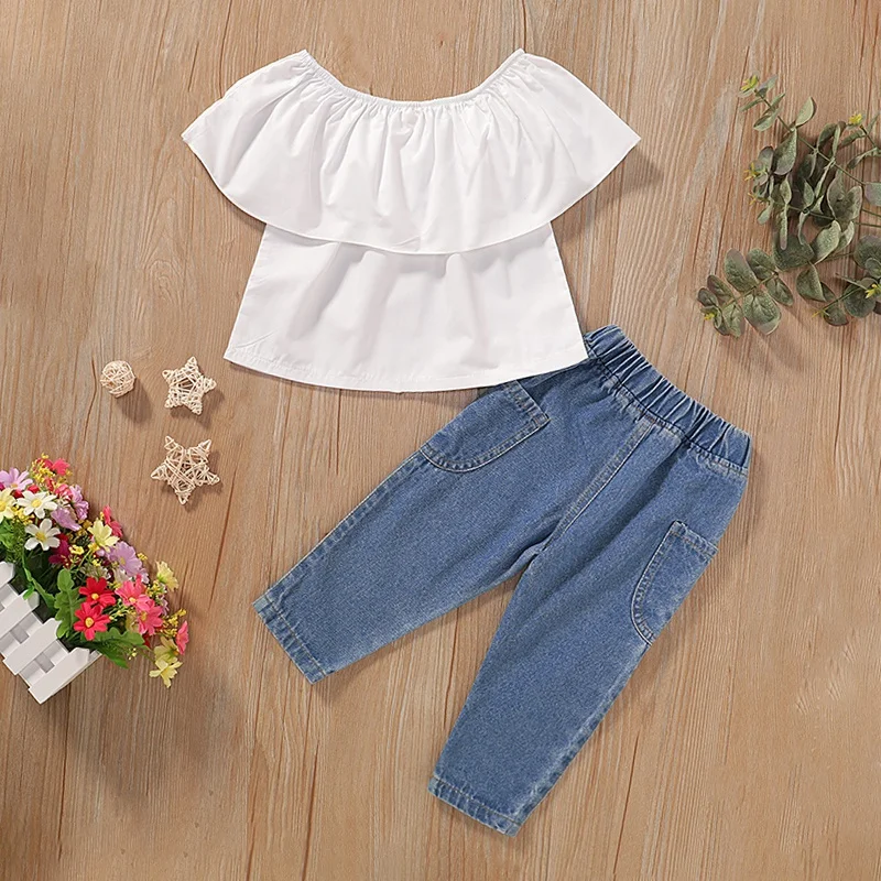 

Детский костюм для девочек; Однотонная футболка с вырезом лодочкой + однотонные джинсовые брюки; костюм из двух предметов для девочек