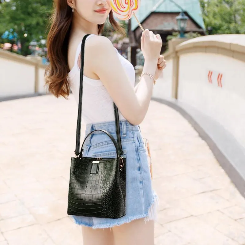 

Messenger Bags Retro Alligator Bucket Bags Women Crocodile Pattern Handbag Capacity Casual Crocodile Shoulder Ladies PU Purse
