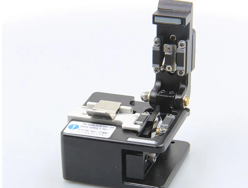 

High-Precision Fiber Cleaver is used for Precision Cutting of Single-Core Fiber Tools FTTH