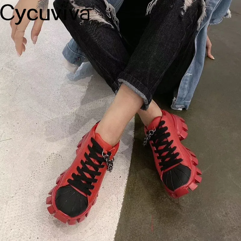 Шикарные женские кроссовки на толстой подошве с металлической цепочкой белые