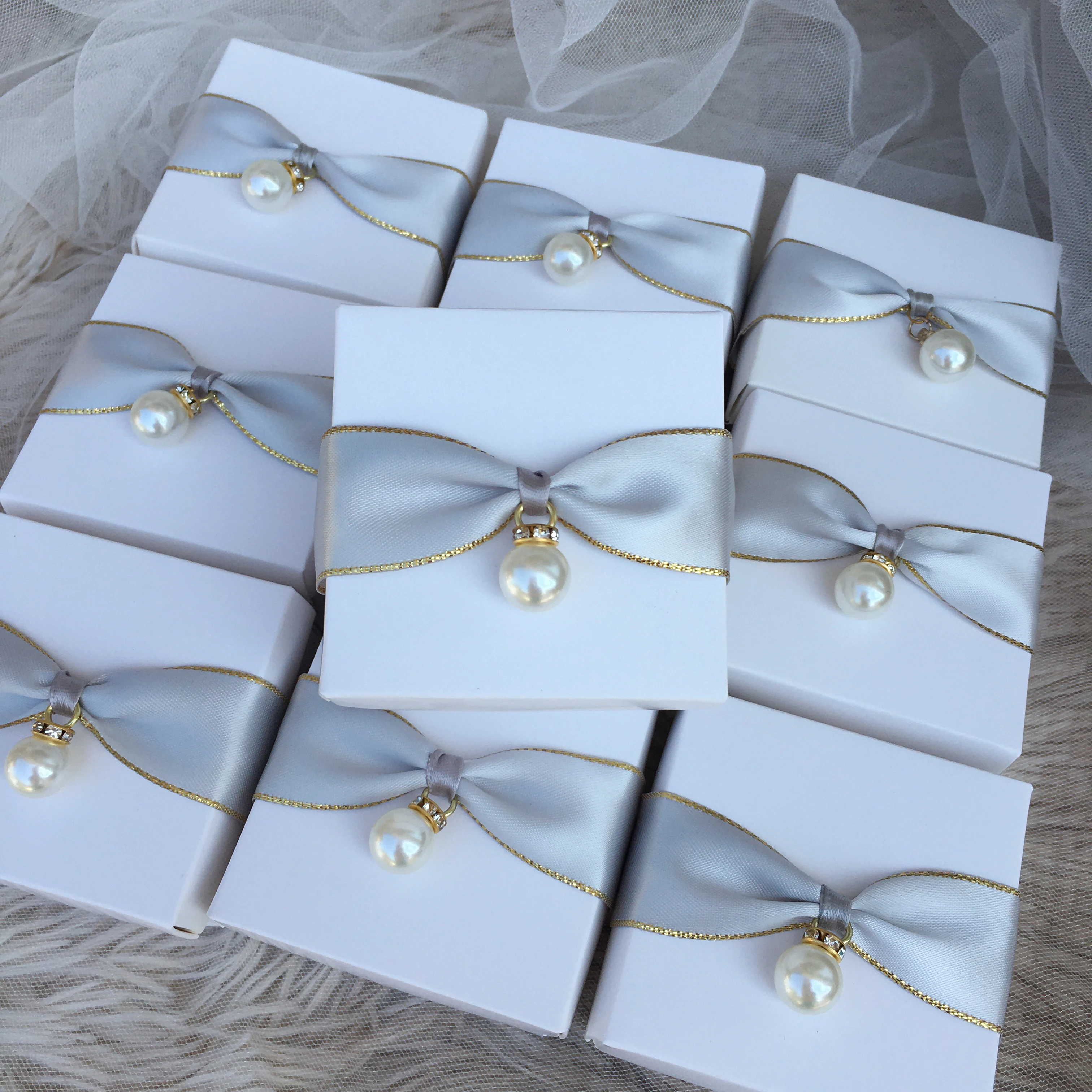 

Бесплатная доставка, 30 шт., уникальная белая лента с жемчугом, Подарочная коробка для детского душа, коробки для конфет для вечеринки, для го...