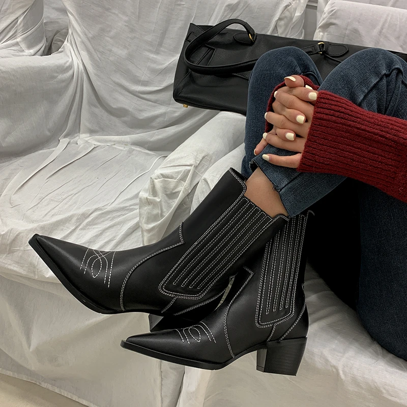 

VERCONAS New 2021 Women Mid-Calf Boots Autunm Winter Genuine Leather Fashion Embroider Pointed Toe Casual Short Boots Woman