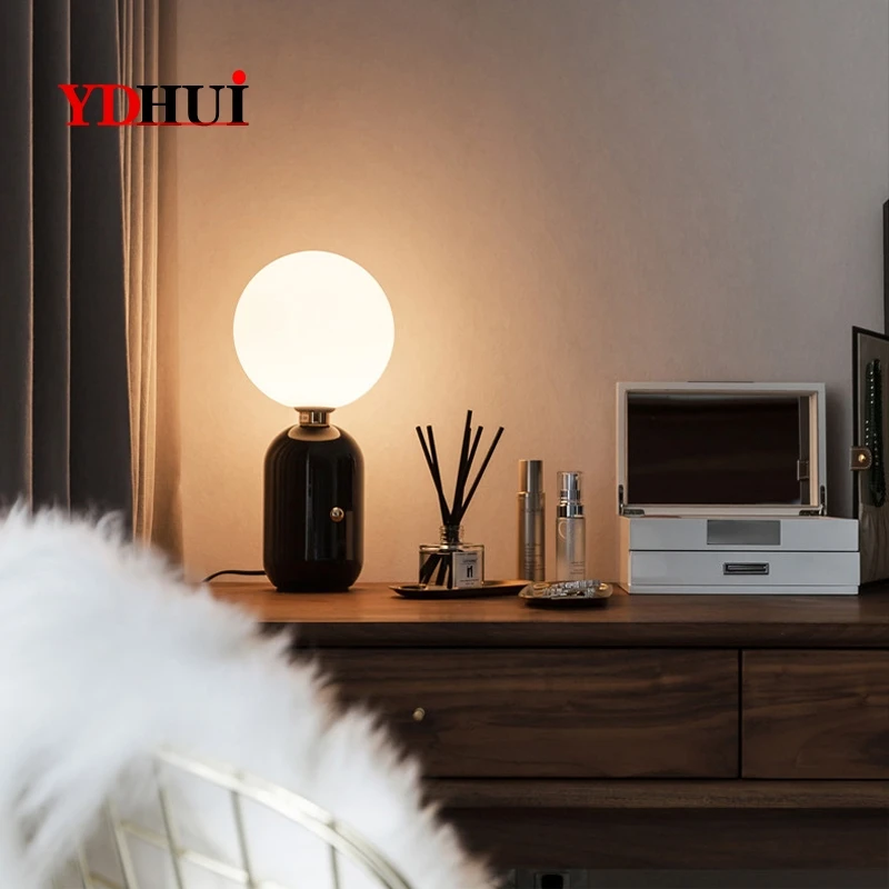 Скандинавские современные стеклянные сферические настольные лампы черного