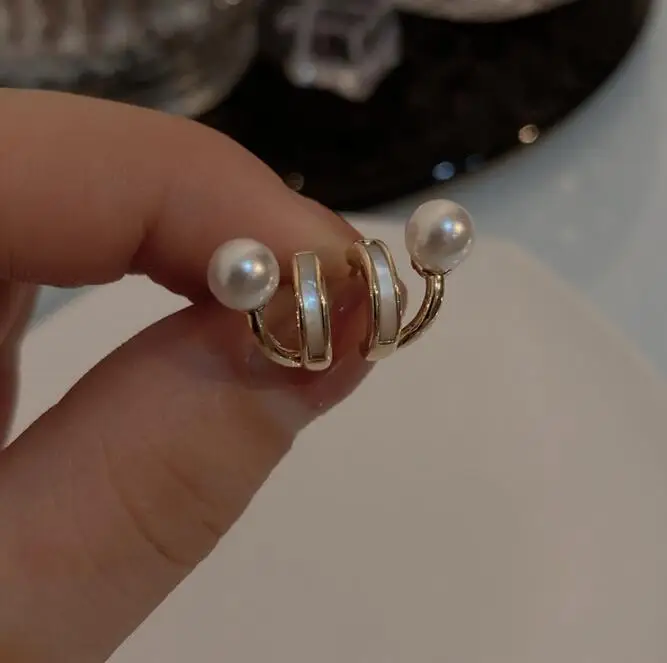 

Дизайнерские серьги из натуральной перламутровой ткани, корейский темперамент, простой маленький, новинка 2021, нежное женское пирсинг для у...