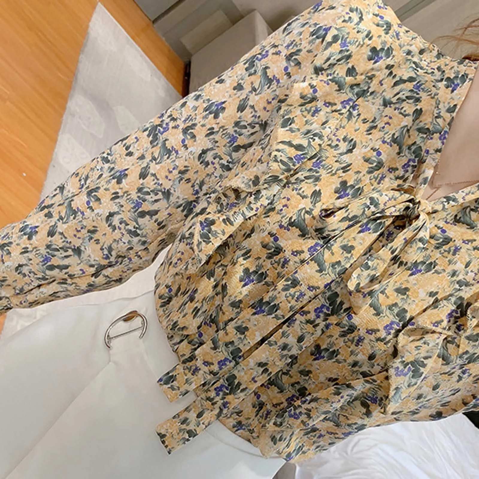 

2021 Fashion Womens Shirt Chic Checked Blouse Long Bow Sleeve Petal Long Sleeve Printed Ladies Tops Shirts Blusas