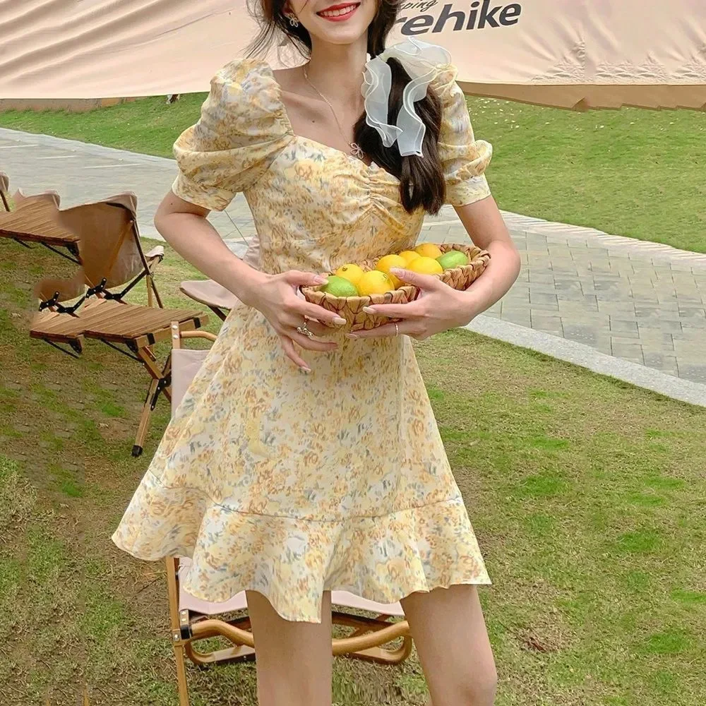 

Женское шифоновое платье с цветочным принтом, желтое, розовое короткое платье в стиле ретро с коротким рукавом, квадратным вырезом и поясом ...