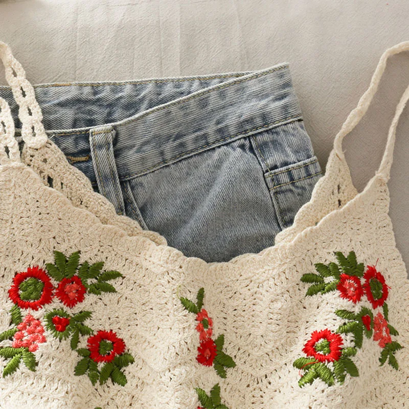 Женский укороченный топ без рукавов вязаный крючком с цветочной вышивкой