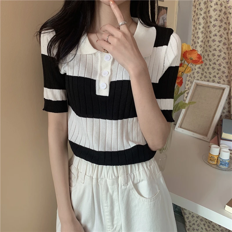 

Женская футболка-поло с коротким рукавом и полосатым вырезом