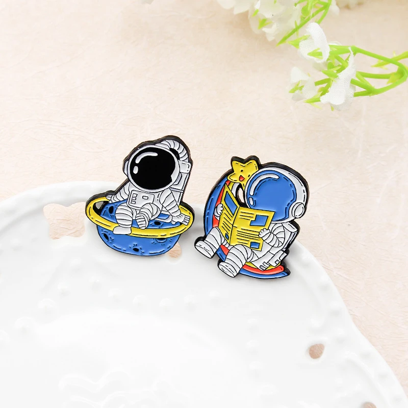 

Creative Astronaut Brooch Astronaut reading a newspaper brooch Pilot Planet Brooch Personality Exquisite Backpack Badge As Gifts